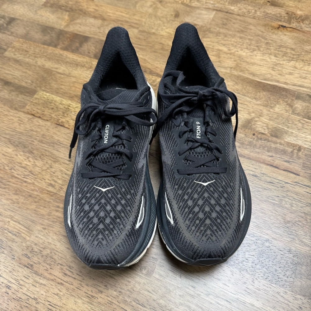 Women’s Hoka Clifton 9 running shoes. Size Women’s US 8
